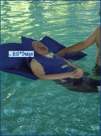 Mann mit Schwimmweste von EG Design im Wasser bei der Therapie